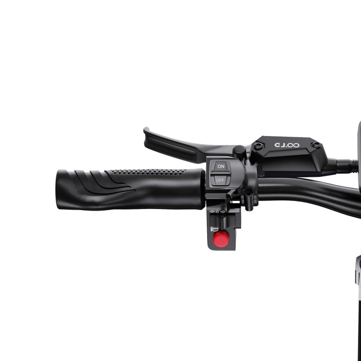 Close-up van een zwart fietsstuur met bedieningsknoppen op een witte achtergrond