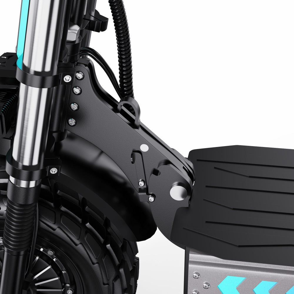 Close-up van een zwarte elektrische scooter met zichtbaar merk op een witte achtergrond