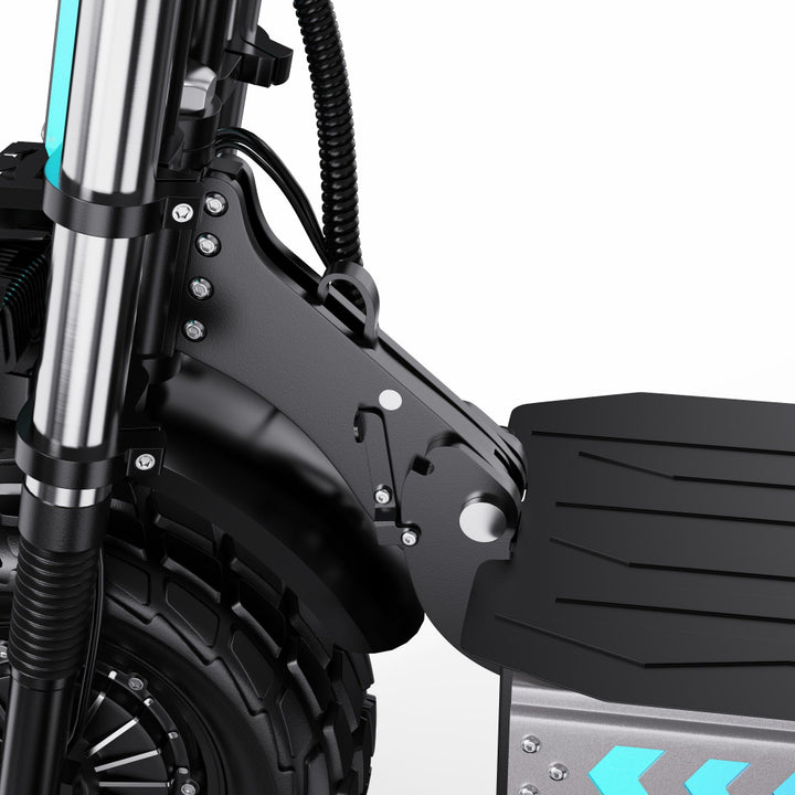 Close-up van een zwarte elektrische scooter met zichtbaar merk op een witte achtergrond