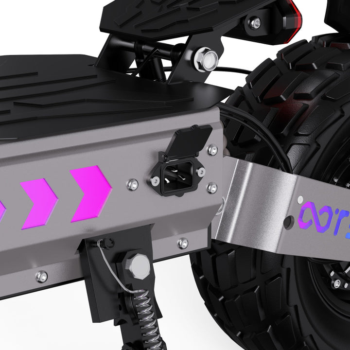 Close-up van een scooter met paars merk op een witte achtergrond