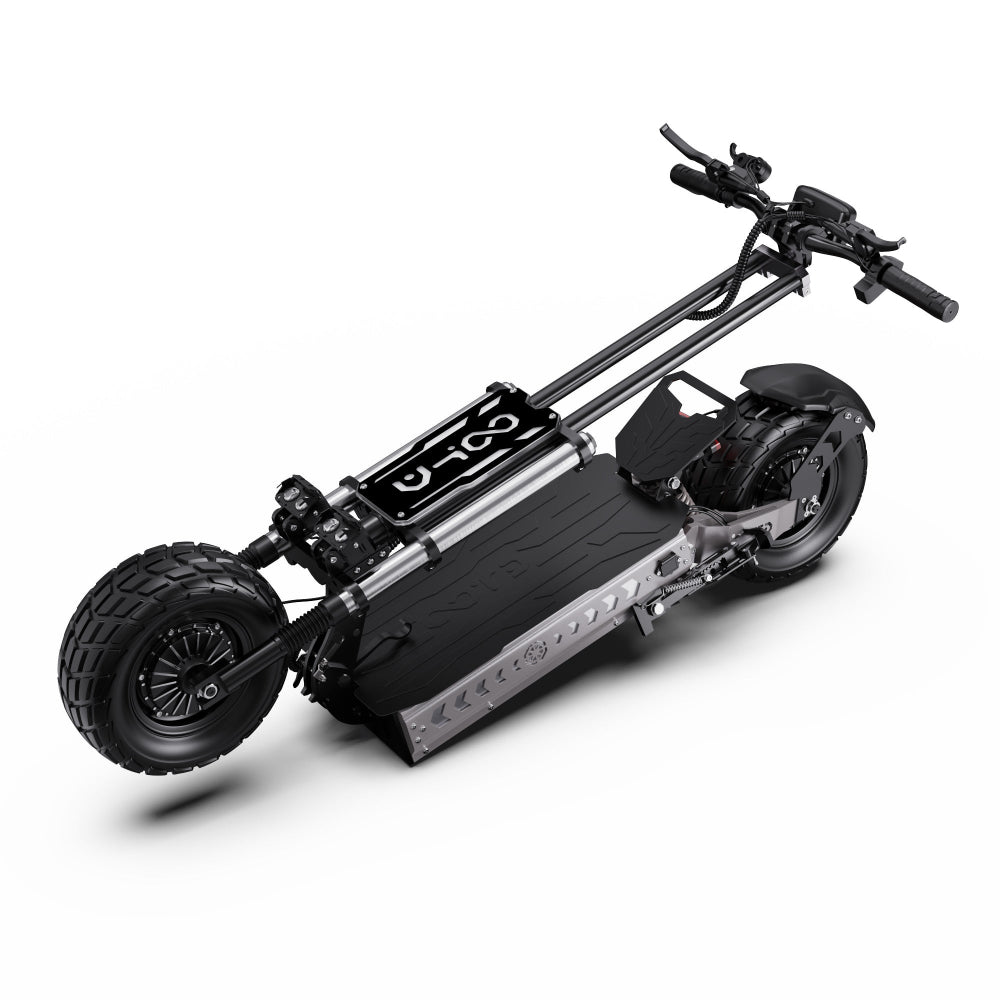 Zwarte elektrische scooter met grote wielen op een witte achtergrond
