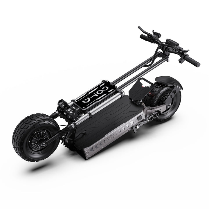 Zwarte elektrische scooter met grote wielen op een witte achtergrond