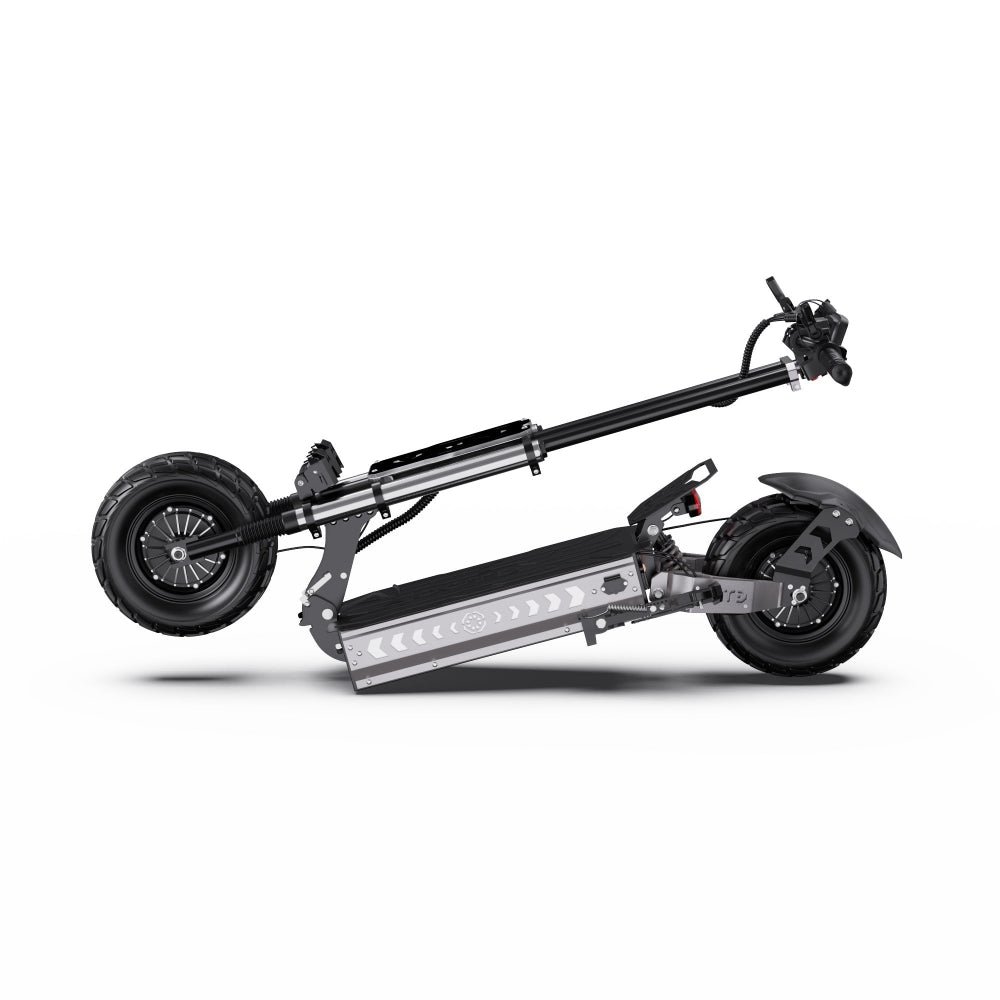 Zwarte elektrische scooter op witte achtergrond