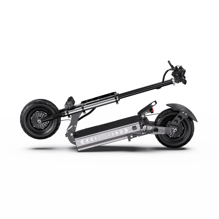 Zwarte elektrische scooter op witte achtergrond