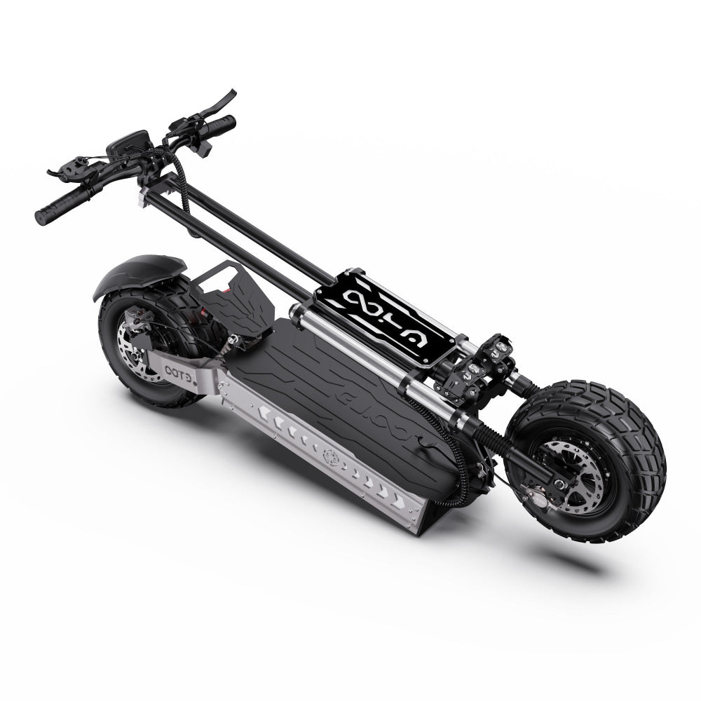 Zwarte elektrische scooter met grote wielen op een witte achtergrond