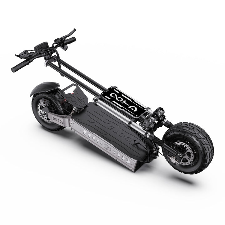 Zwarte elektrische scooter met grote wielen op een witte achtergrond