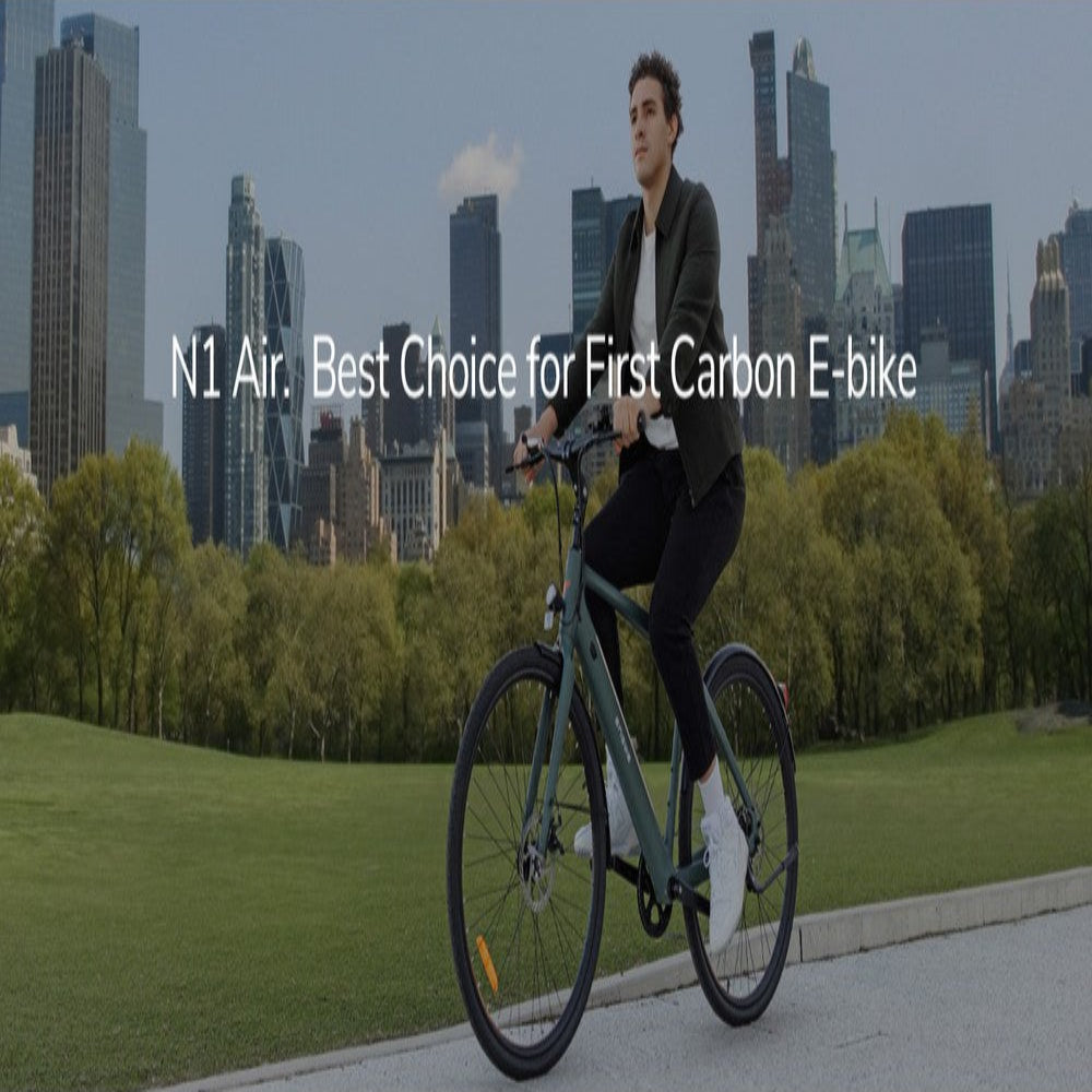 Persoon op een koolstofvezel e-bike met een stadslandschap achtergrond